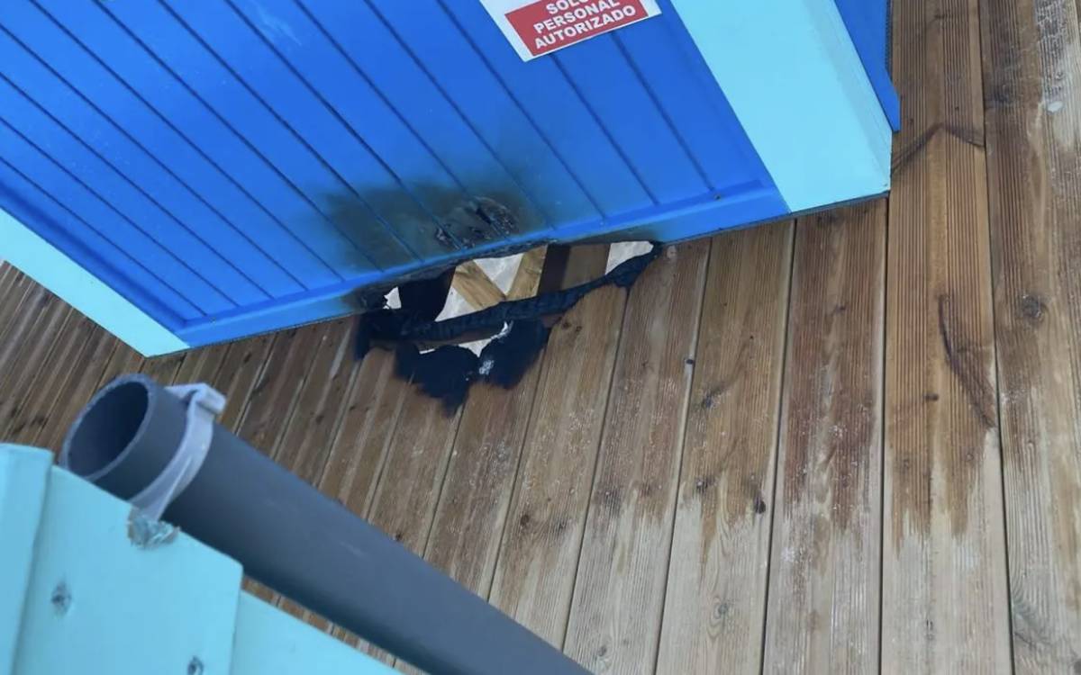Vandalismo en la playa Victoria: prenden fuego a dos de las torres de salvamento recién instaladas en Cádiz