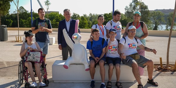 Roban a Curro en Sevilla: arrancan la estatua de la Expo 92 de su banco apenas un mes después de su instalación
