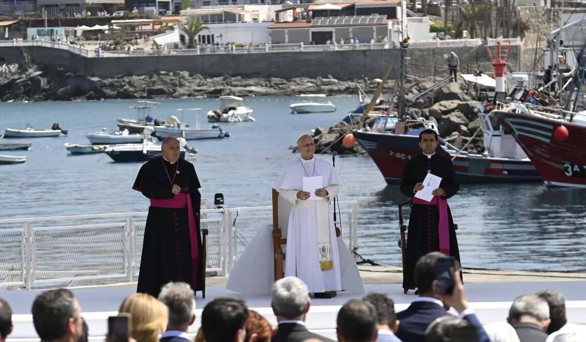 El Papa recorre las historias migratorias de Canarias junto al obispo Mazuelos: 