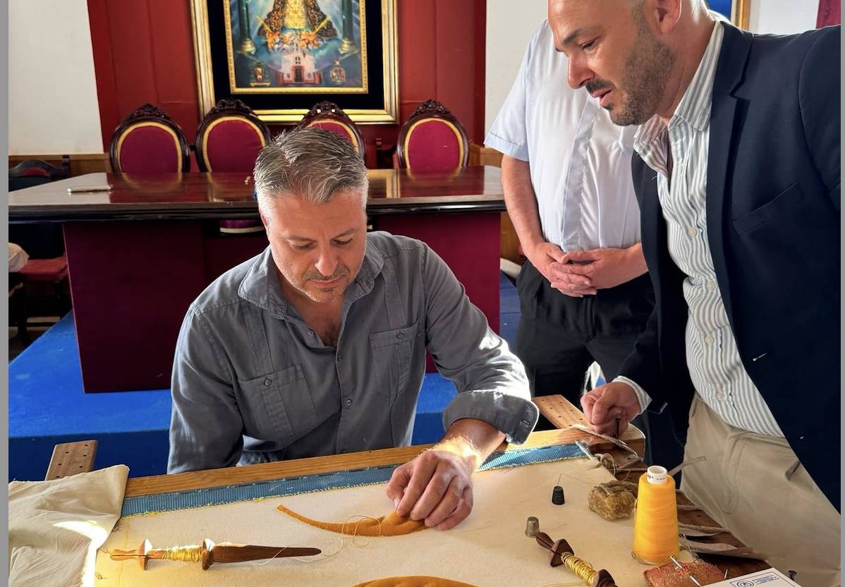 Primera puntada al manto bordado del 25º aniversario de la coronación de la Virgen de la Concepción de Jerez