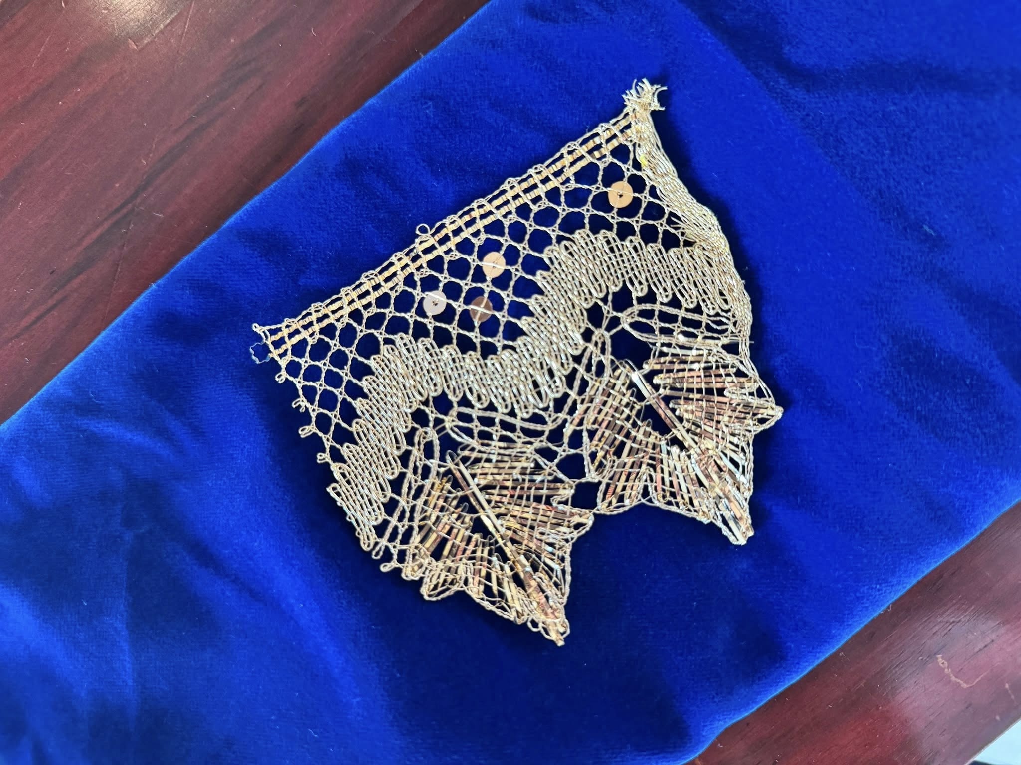 Un trozo de la blonda que perfilará el manto de lq Virgen de la Concepción Coronada. 