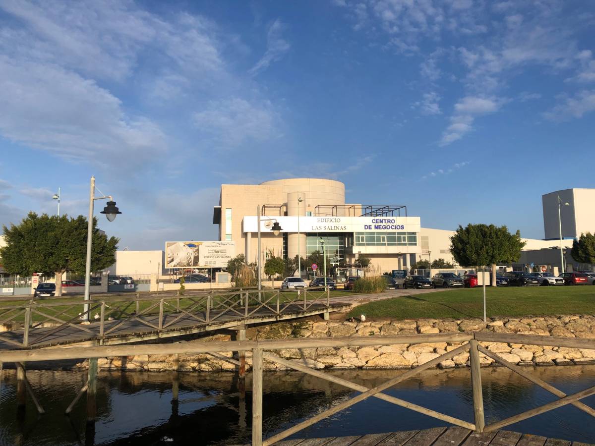 Una empresa de logística compra los dos últimos locales que quedaban libres en el parque comercial Las Salinas de El Puerto