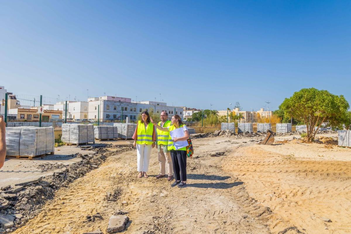 San Fernando transforma un solar junto al Puente de la Casería en un parque con arbolado, mesas de picnic y recorridos peatonales
