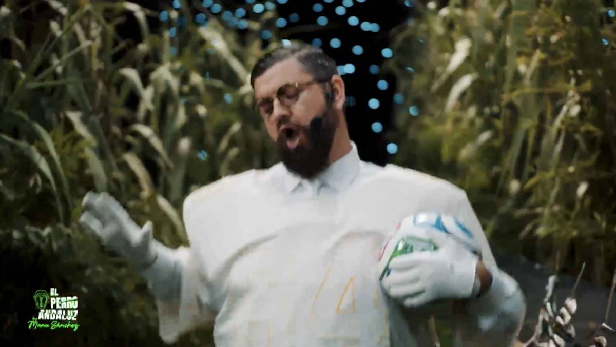 Con su propia 'casita' y a lo Bad Bunny: así fue el estreno de 'El perro andaluz' de Manu Sánchez