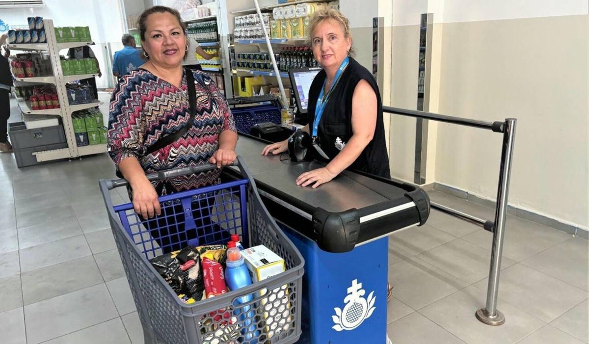 Judith Sevilla en el economato de San Juan Grande de Jerez realizando la compra