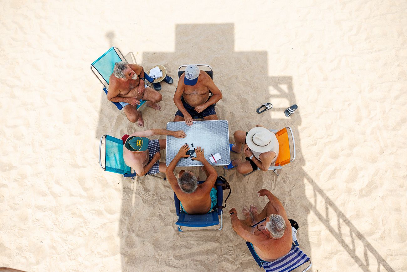 Una familia disfrutando del día de playa en Rota. - JUAN CARLOS TORO