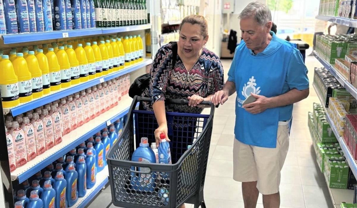 Judith Sevilla en el economato de San Juan Grande de Jerez realizando la compra