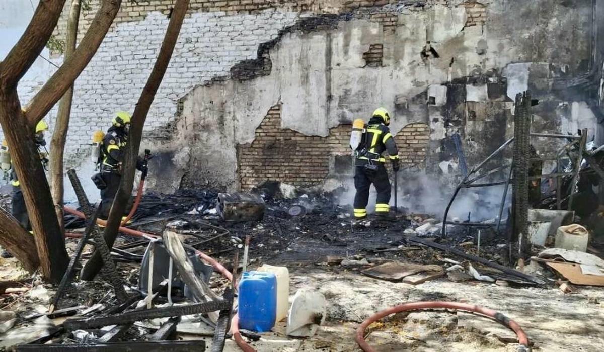 Los bomberos frenan a tiempo un incendio junto a una nave en Cádiz - Los bomberos frenan a tiempo un incendio junto a una nave en Cádiz