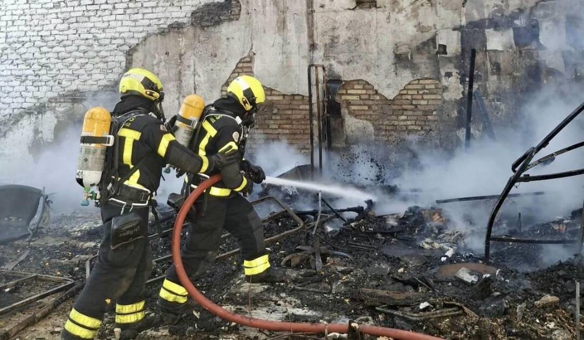 Un fuego entre basuras amenaza una nave en la calle Magallanes de Cádiz