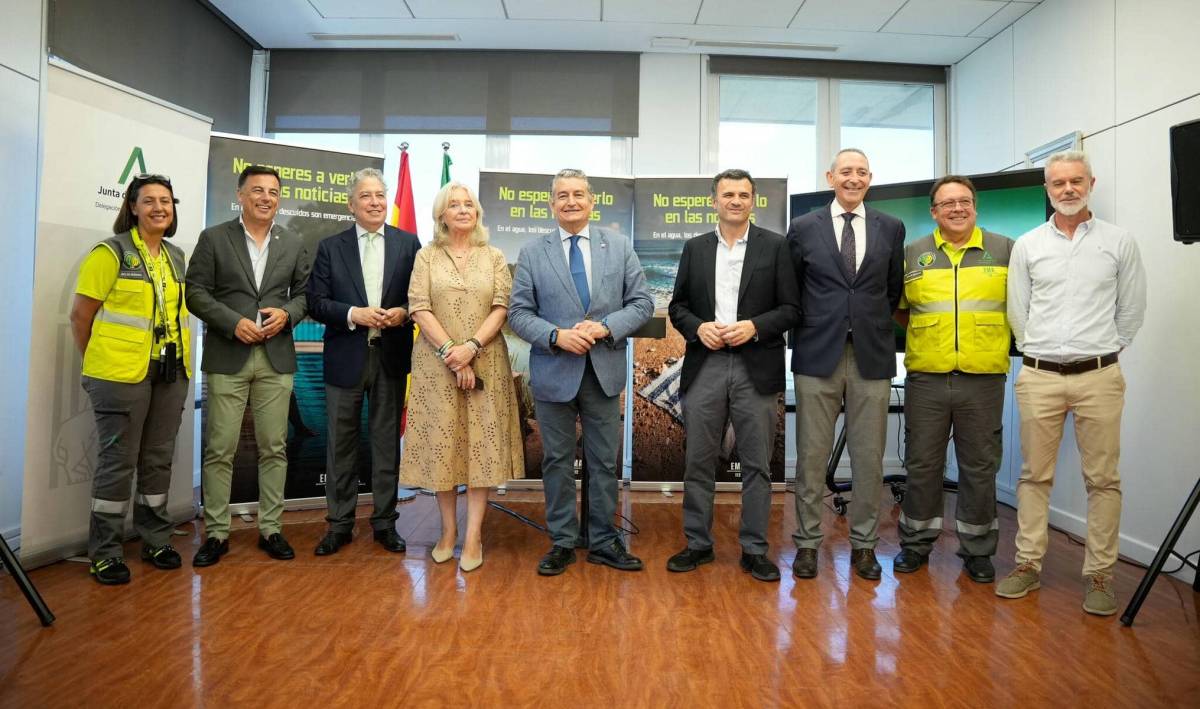 Miembros de la Junta de Andalucía, junto al alcalde de Cádiz, Bruno García, y EMA, durante la presentación de la campaña