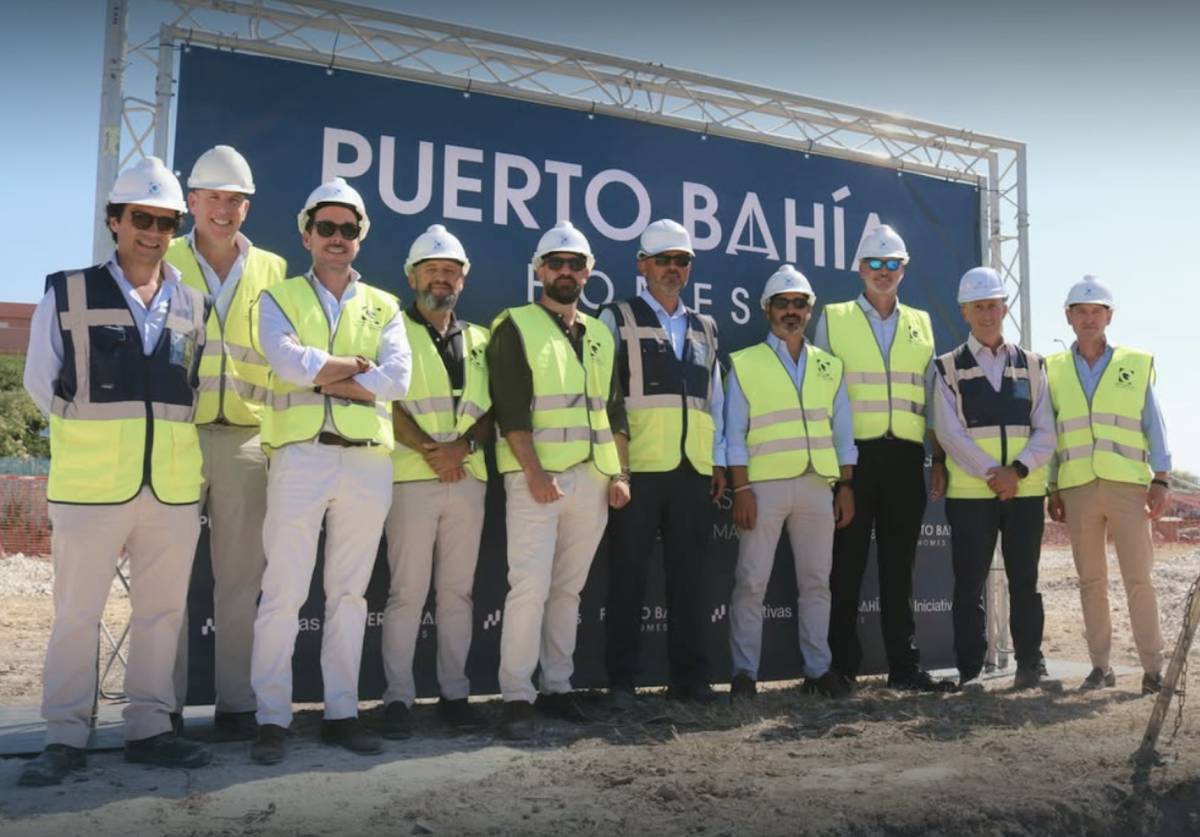 Plantilla de Alegra Homes en una obra.
