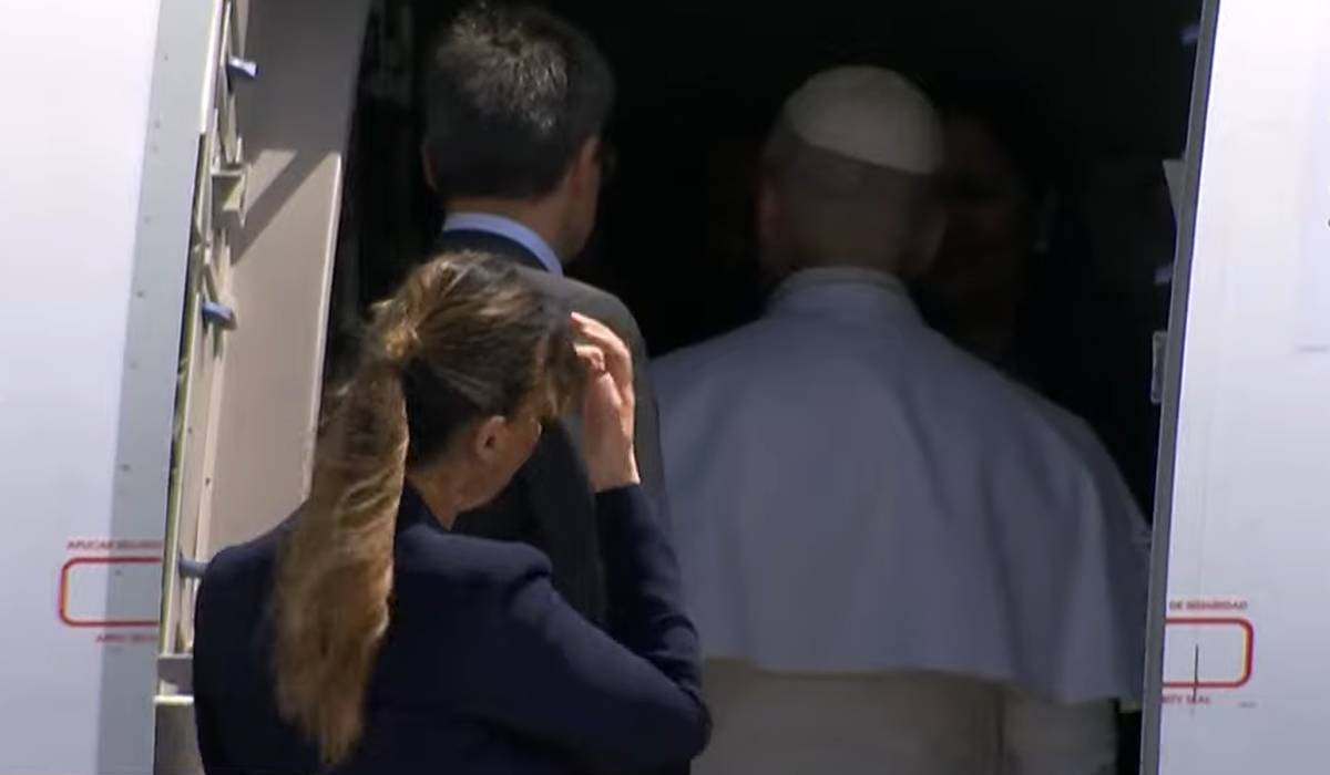 El papa León XIV baja del avión en Tenerife por una avería antes de regresar a Roma