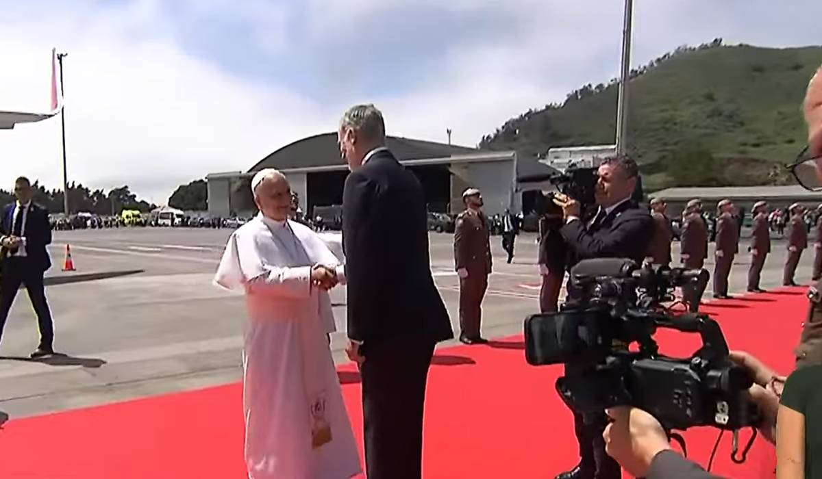 El papa León XIV baja del avión en Tenerife por una avería antes de regresar a Roma
