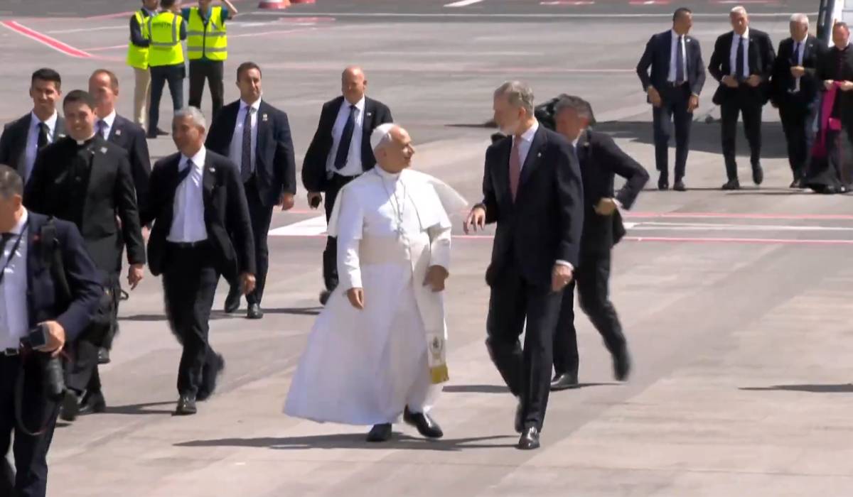 El Papa se despide de Felipe VI, sube al avión y tiene que bajar por una incidencia. - 