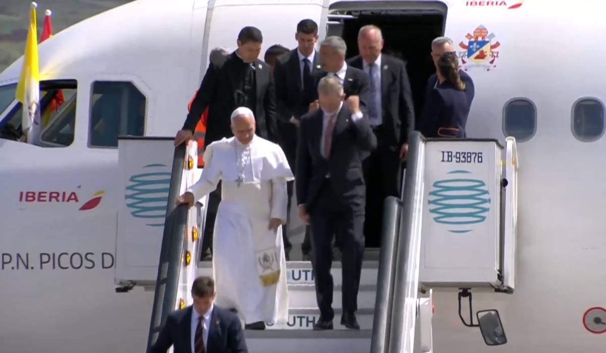 La insólita despedida del Papa León XIV: baja del avión tras despedirse de Felipe VI por una 