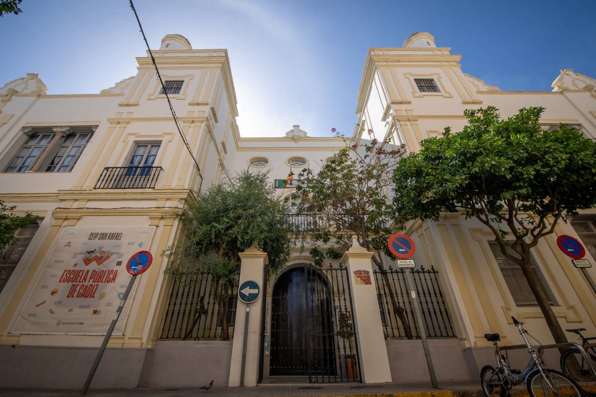 Cádiz activa un plan de choque de casi un millón de euros para renovar las ventanas y la climatización de la escuela pública
