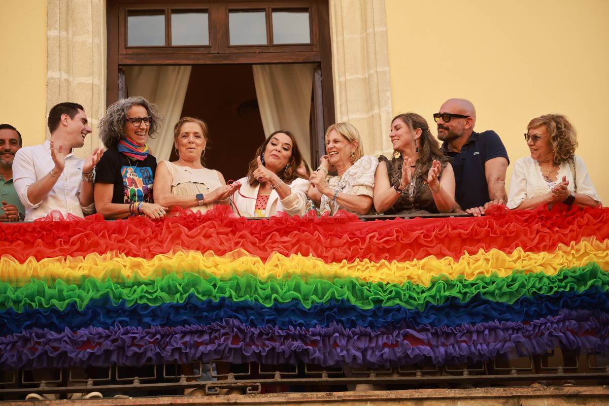 Jerez celebra 25 años de historia: la bandera LGTBI vuelve a ondear en el balcón del Ayuntamiento que lo hizo primero en España