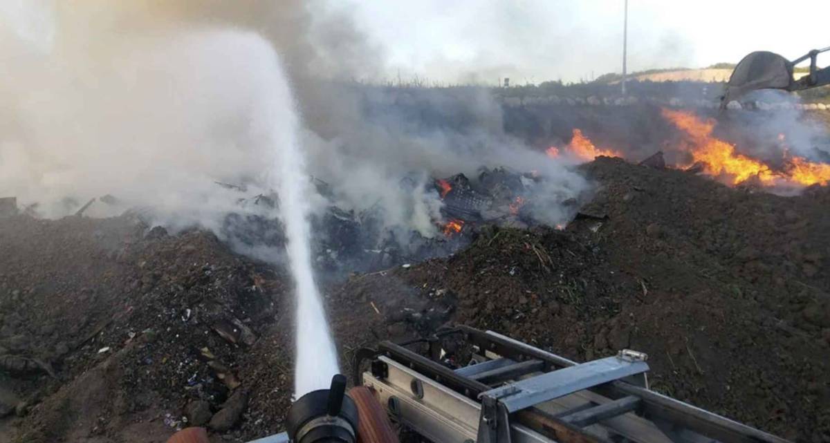 Alerta por un gran incendio de residuos en el Complejo Mirabundo de Medina: las labores de extinción pueden durar días