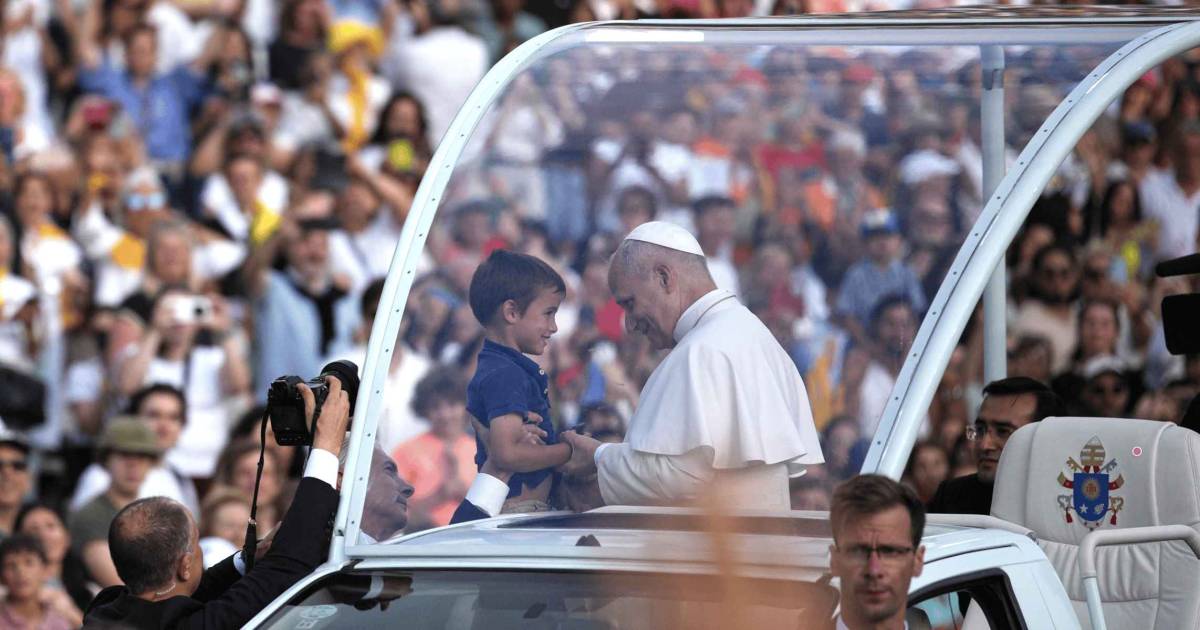 La búsqueda detrás de la viral fotografía del Papa León XIV con un niño realizada por el doble Pulitzer Emilio Morenatti