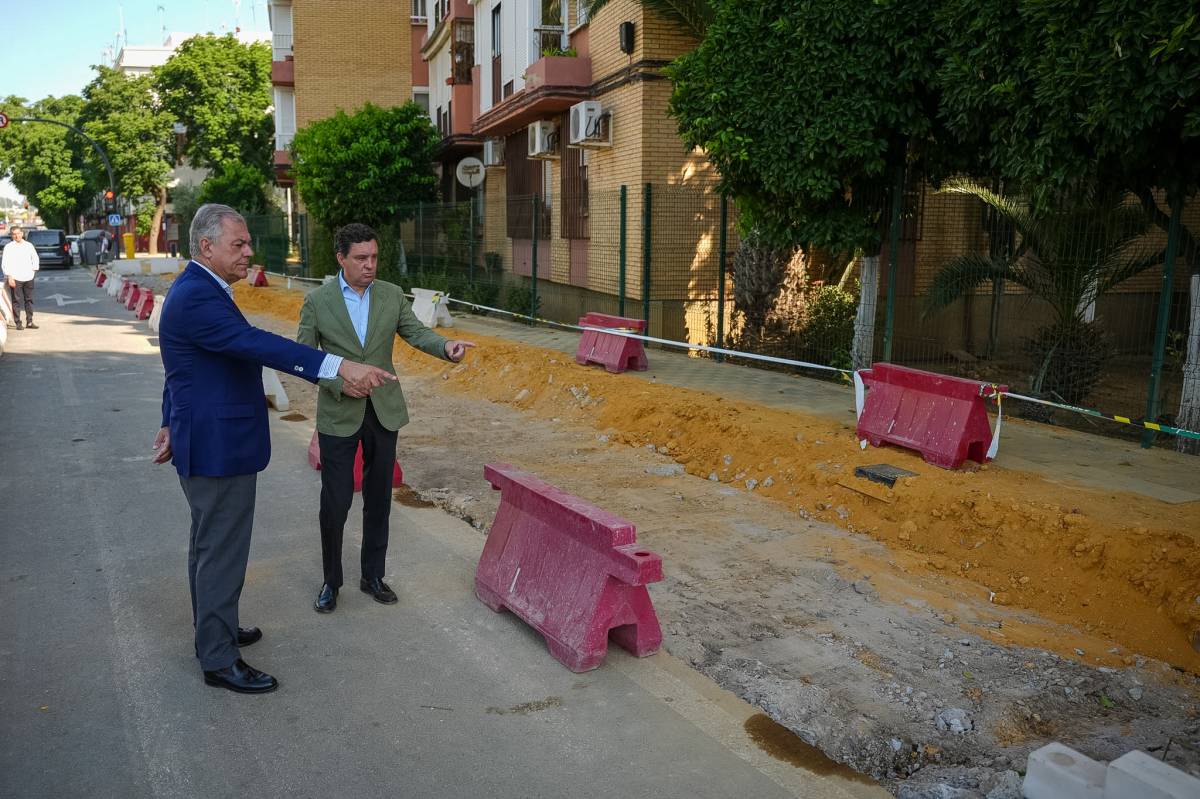Un momento de la visita a las obras de reurbanización.