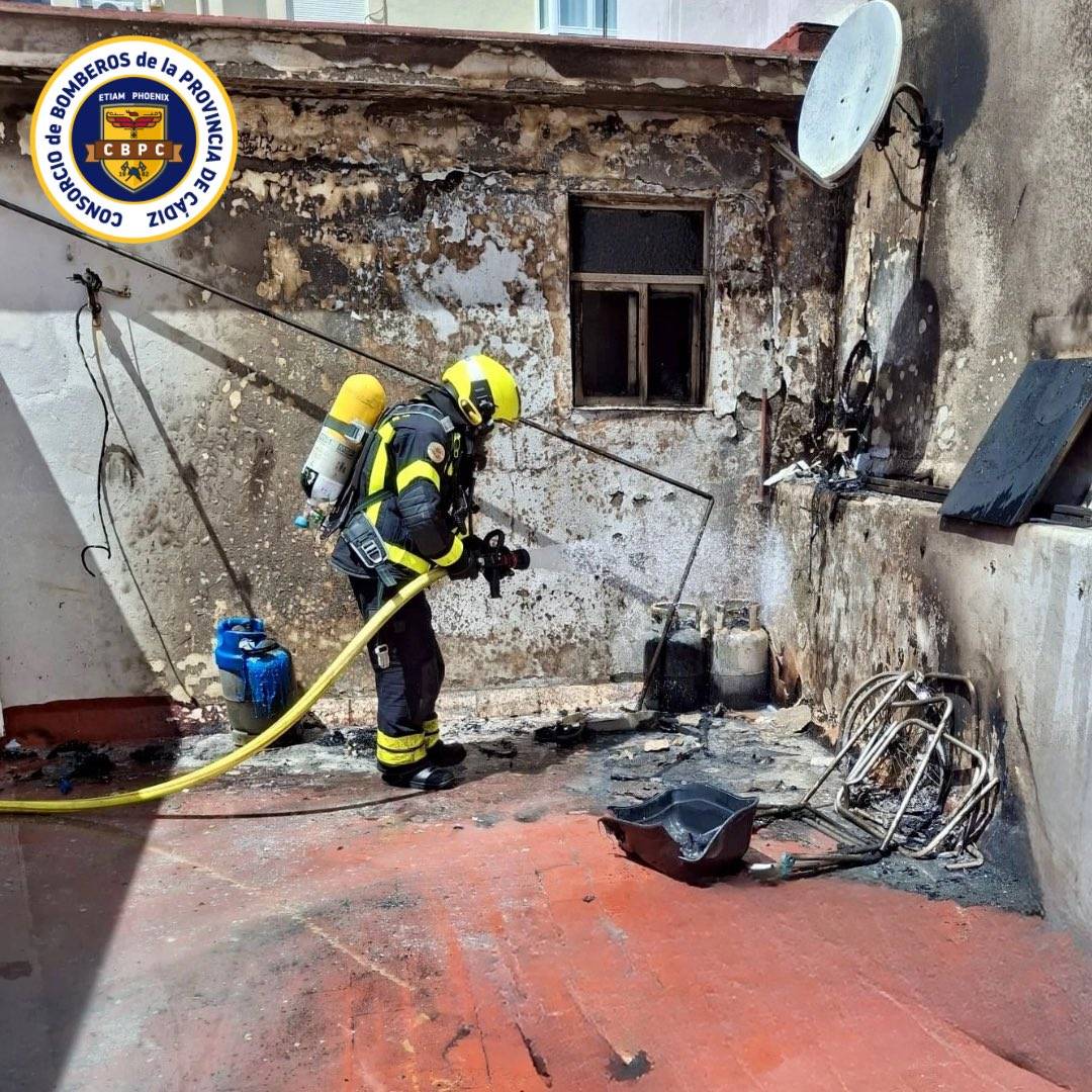 Los bomberos de Cádiz sofocan dos incendios en menos de una hora en pleno centro de la ciudad: uno de ellos, con bombonas de butano