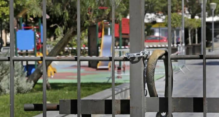 Un herido en San Fernando al caerle una chapa de cornisa por un vendaval que deja ya 40 intervenciones en Cádiz