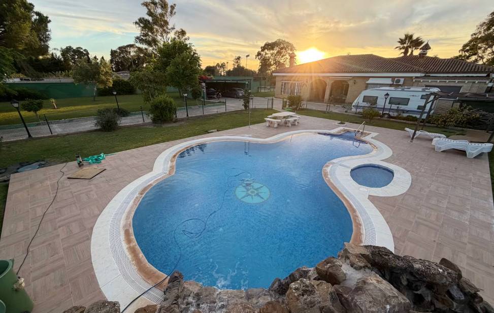 El 'Airbnb' de las piscinas para los días de 'levantazo': una con cascada y jacuzzi en Chiclana