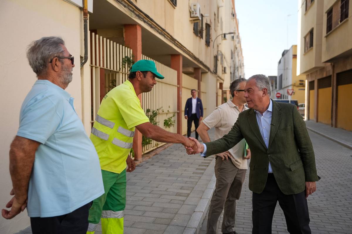 El alcalde saluda a los vecinos del distrito.