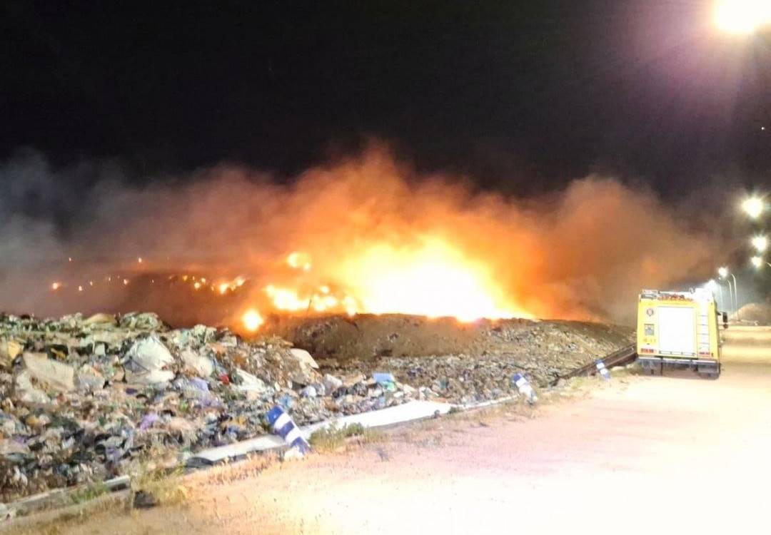 Noche de trabajo duro en una planta de residuos de Puerto Real por un incendio: operarios y bomberos, codo con codo