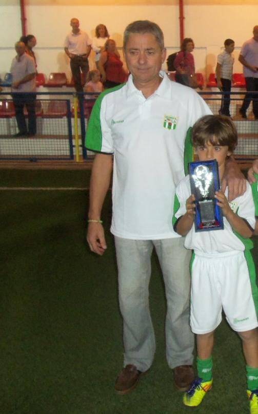 Batalla acompaña a Gavi al recoger uno de sus primeros trofeos. - Batalla acompaña a Gavi al recoger uno de sus primeros trofeos.