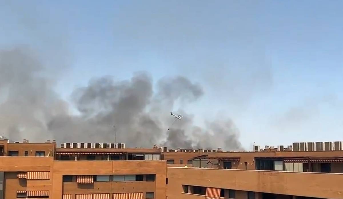 El dispositivo del incendio en Sevilla continúa activo: controlan las llamas gracias a horas de trabajo de bomberos y policías