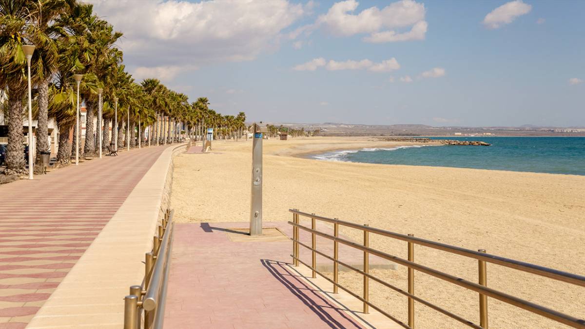 Muere una niña ahogada en la playa de Costacabana de Almería: fin de semana negro en las costas de Andalucía