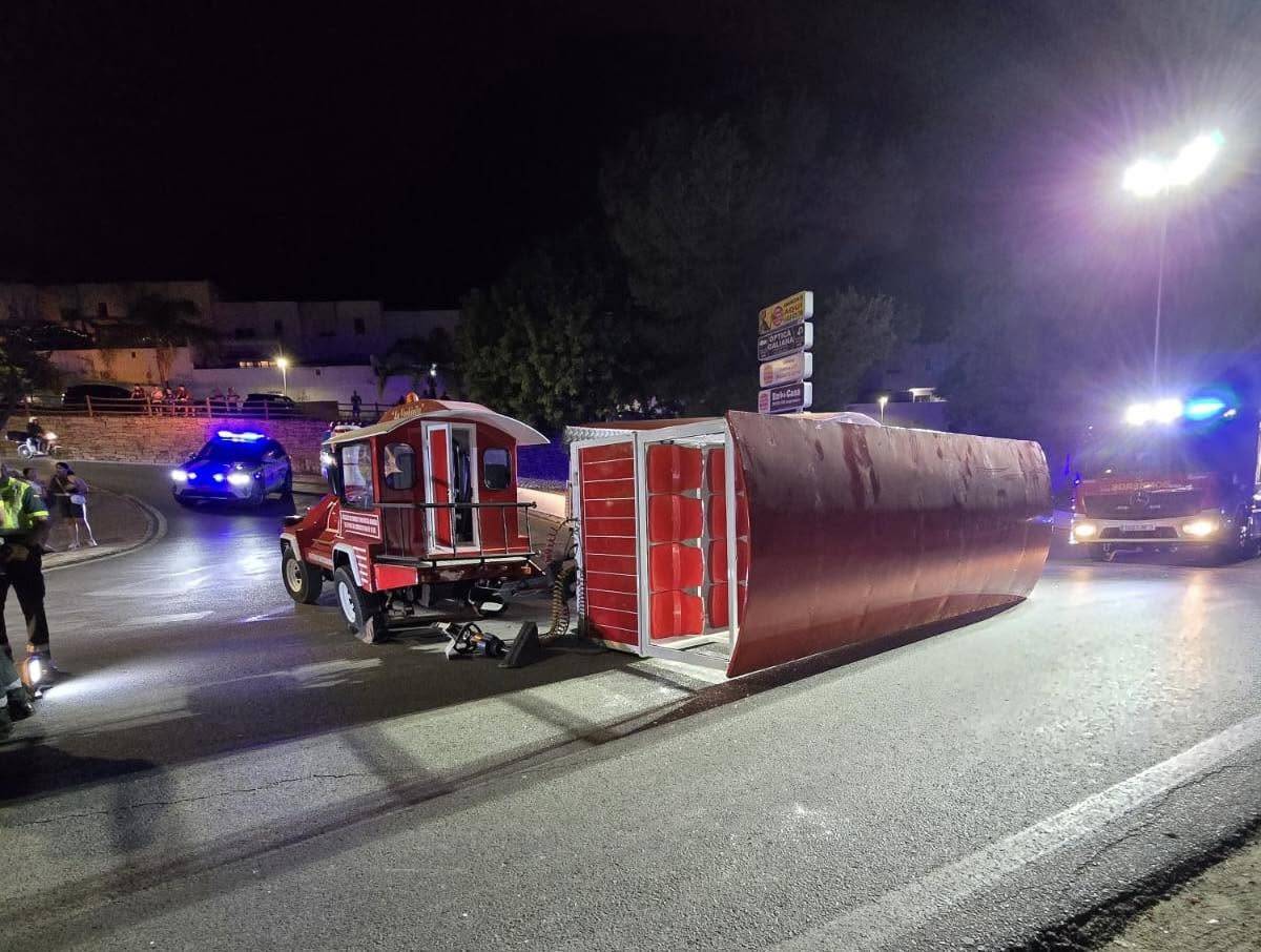 Varios heridos tras volcar uno de los vagones del tren turístico de la Ruta de la Tapa y el Cóctel en Cártama