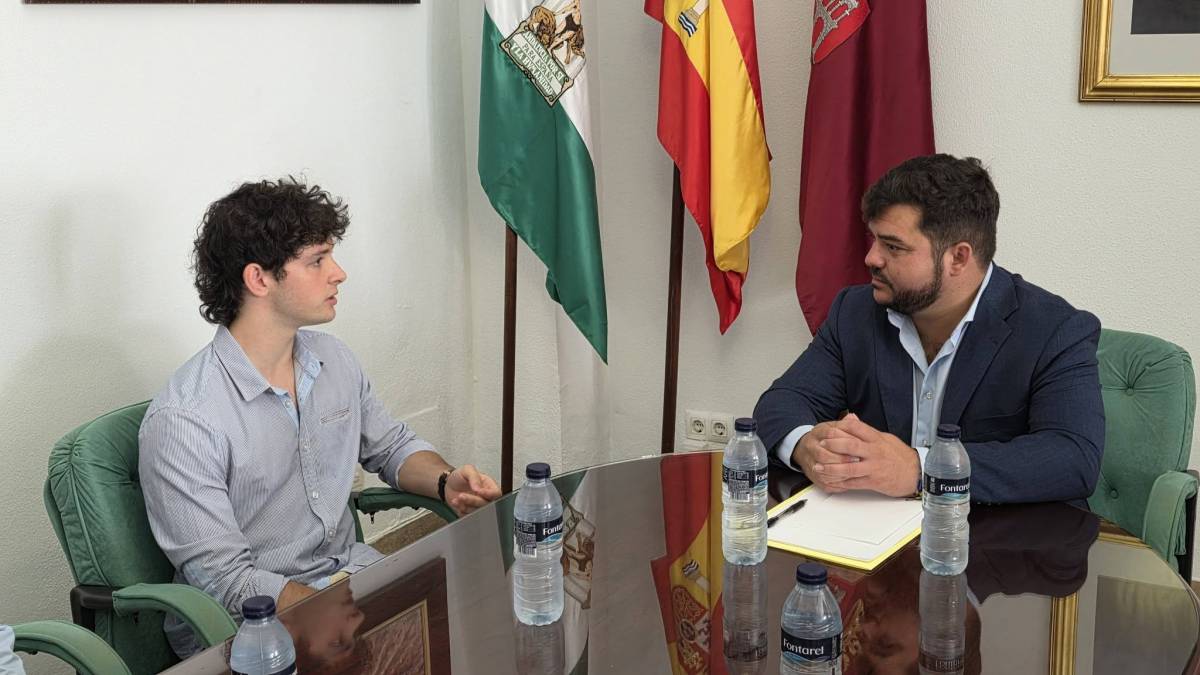 Marco Gil visita el Ayuntamiento de Arcos.