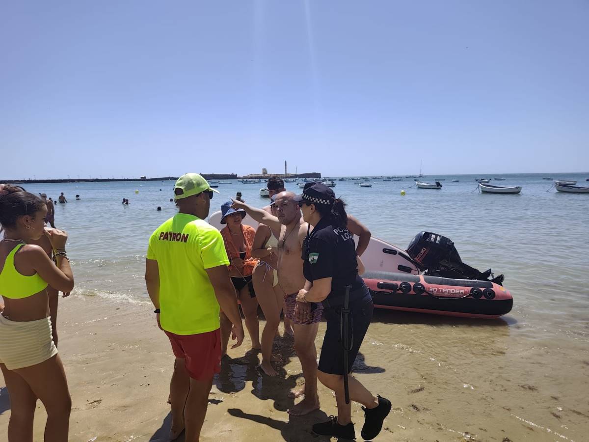 Rescate en 'zodiac' en La Caleta de Cádiz: un bañista pierde el control en una tabla de paddle surf 