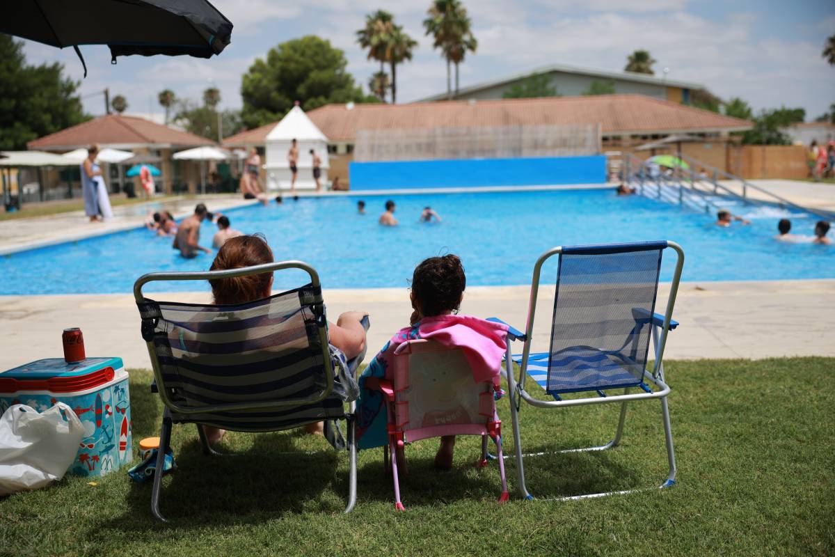 La amenaza invisible del verano que puede estar en la comida y el agua de la piscina