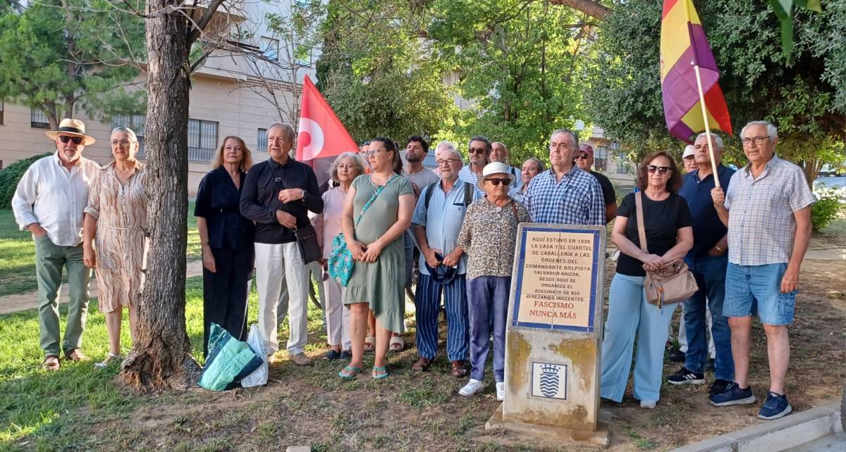 Jerez inaugura una placa en memoria de las 600 víctimas del franquismo en la ciudad