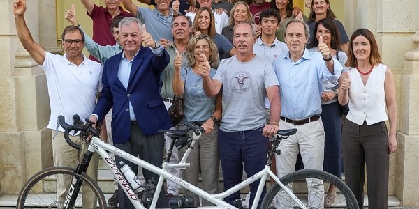 Jaime Lafita recorre 930 km en tándem para reclamar la Ley ELA: oración en la Catedral y recibido por el alcalde de Sevilla