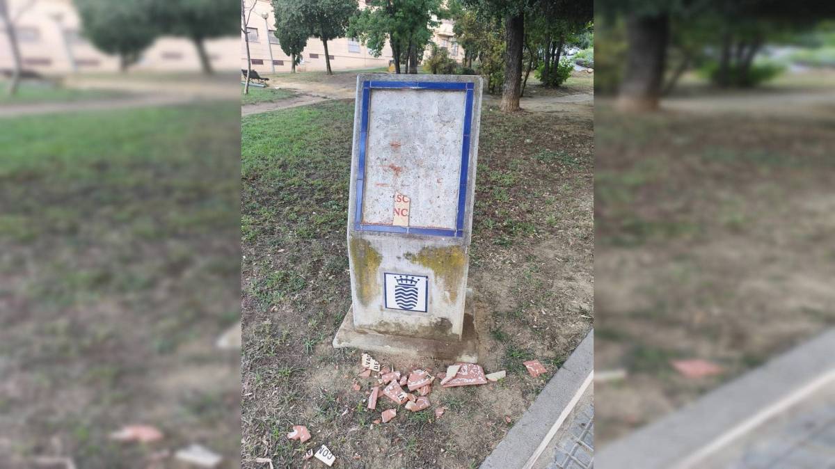 Rompen la placa en memoria de las 600 víctimas del franquismo en Jerez, apenas unas horas después de colocarse