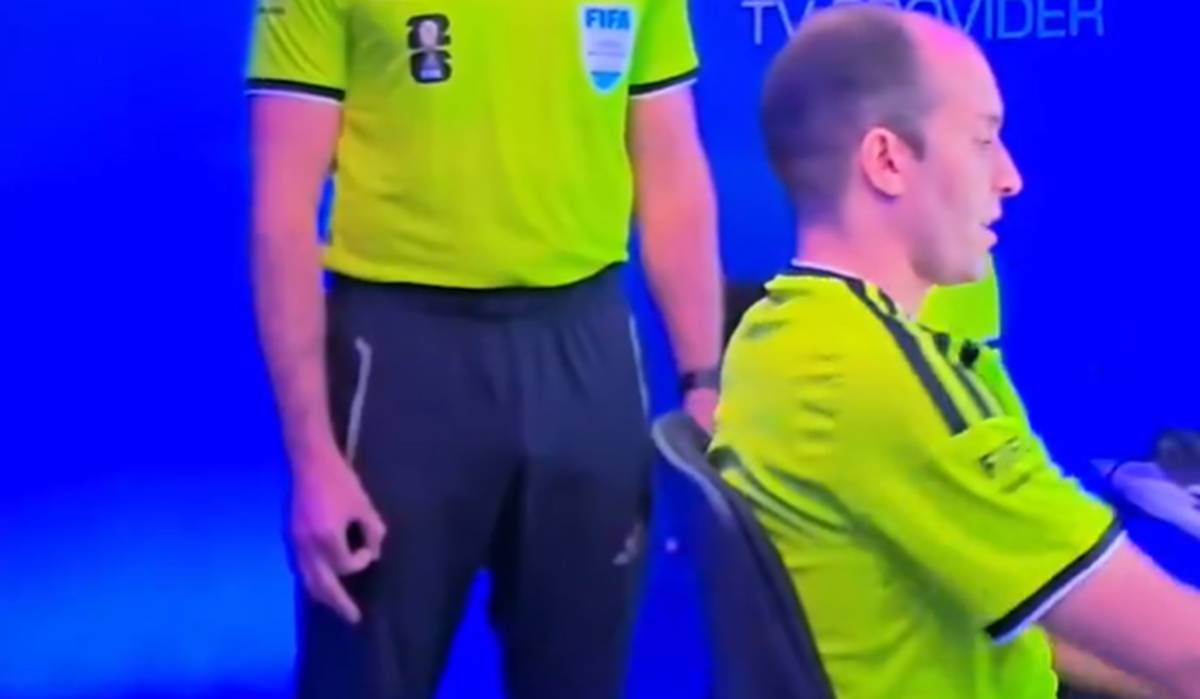 Gesto de 'ok' realizado por el árbitro australiano durante el encuentro entre Alemania-Curazao en el Mundial - Gesto de 'ok' realizado por el árbitro australiano durante el encuentro entre Alemania-Curazao en el Mundial