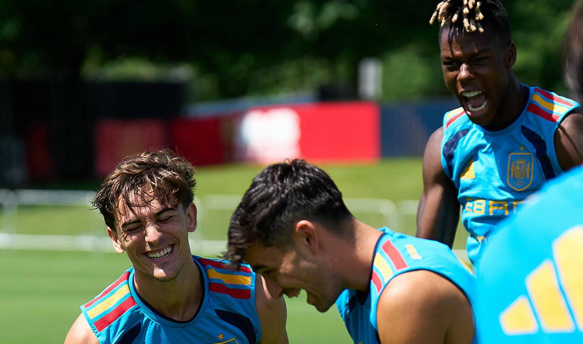 Gavi, Pedri y Nico Williams, entre risas, durante un entrenamiento previo al Mundial - Gavi, Pedri y Nico Williams, entre risas, durante un entrenamiento previo al Mundial