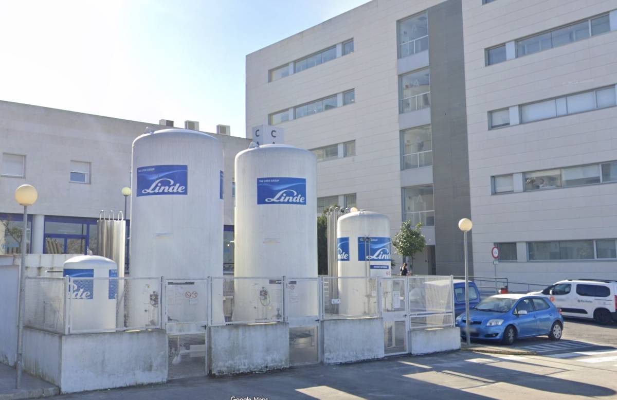 Cambios en la zona de las enormes bombonas del Hospital de Jerez: recortes en plazas de aparcamiento durante los próximos días