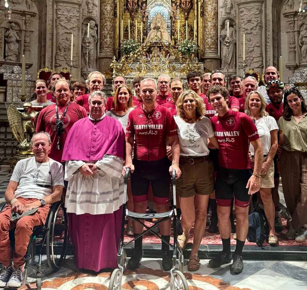 Foto de familia de Jaime Lafita y su equipo, en la Catedral de Sevilla.