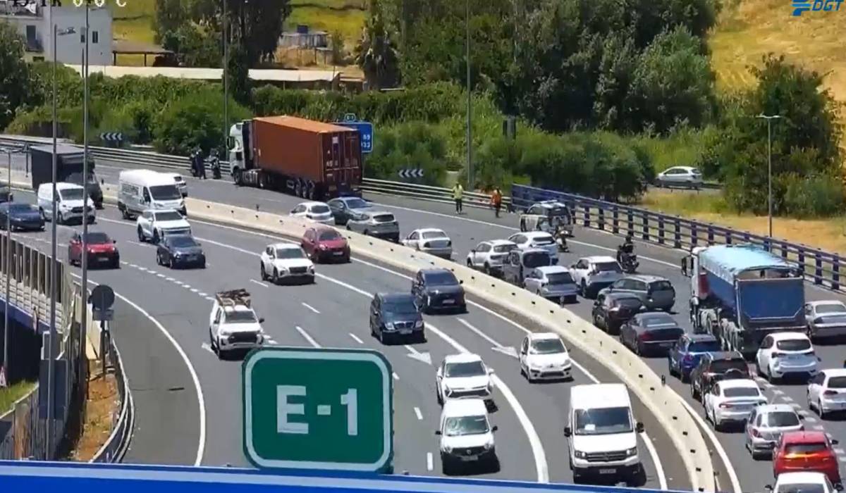 Dos camiones complican el tráfico en Andalucía: cortes de tráfico en la salida de Sevilla y en San Roque, sentido Málaga