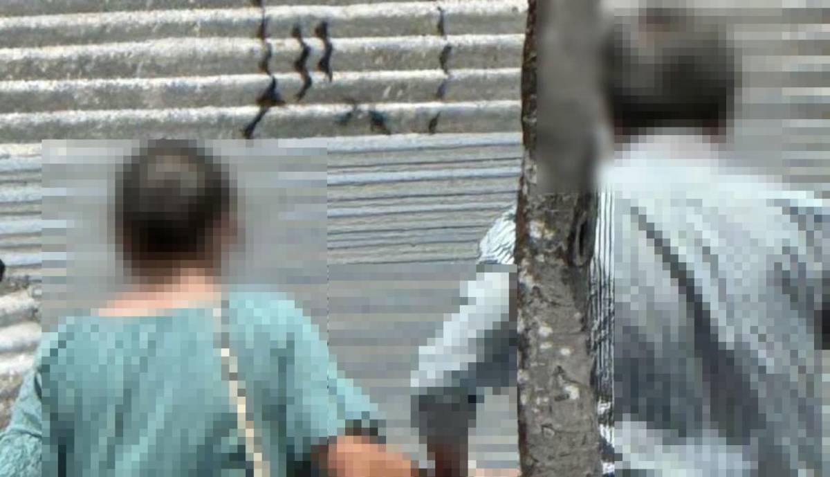 Una pareja hace un 'simpa' en un restaurante del centro de El Puerto: 