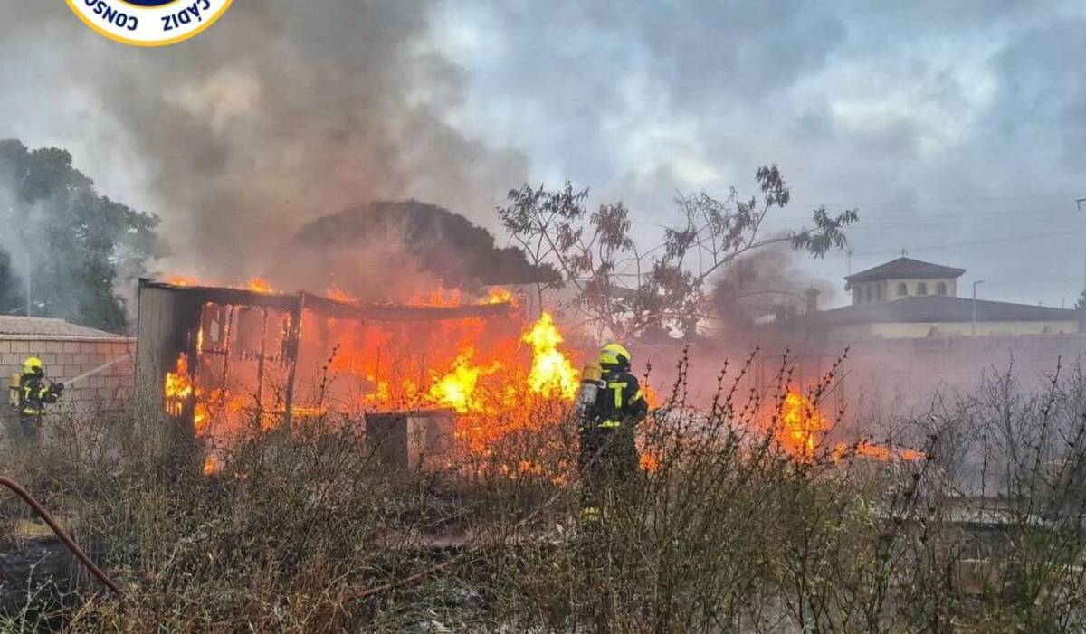 Tres horas de trabajo y más de 8.000 litros de agua: un incendio arrasa dos viviendas abandonadas en Chiclana