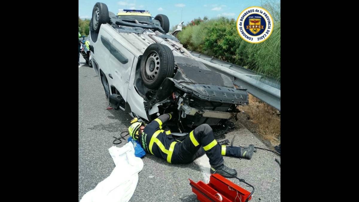 Grave accidente en Medina: chocan un camión de mercancías peligrosas y dos turismos, uno de ellos acaba volcado