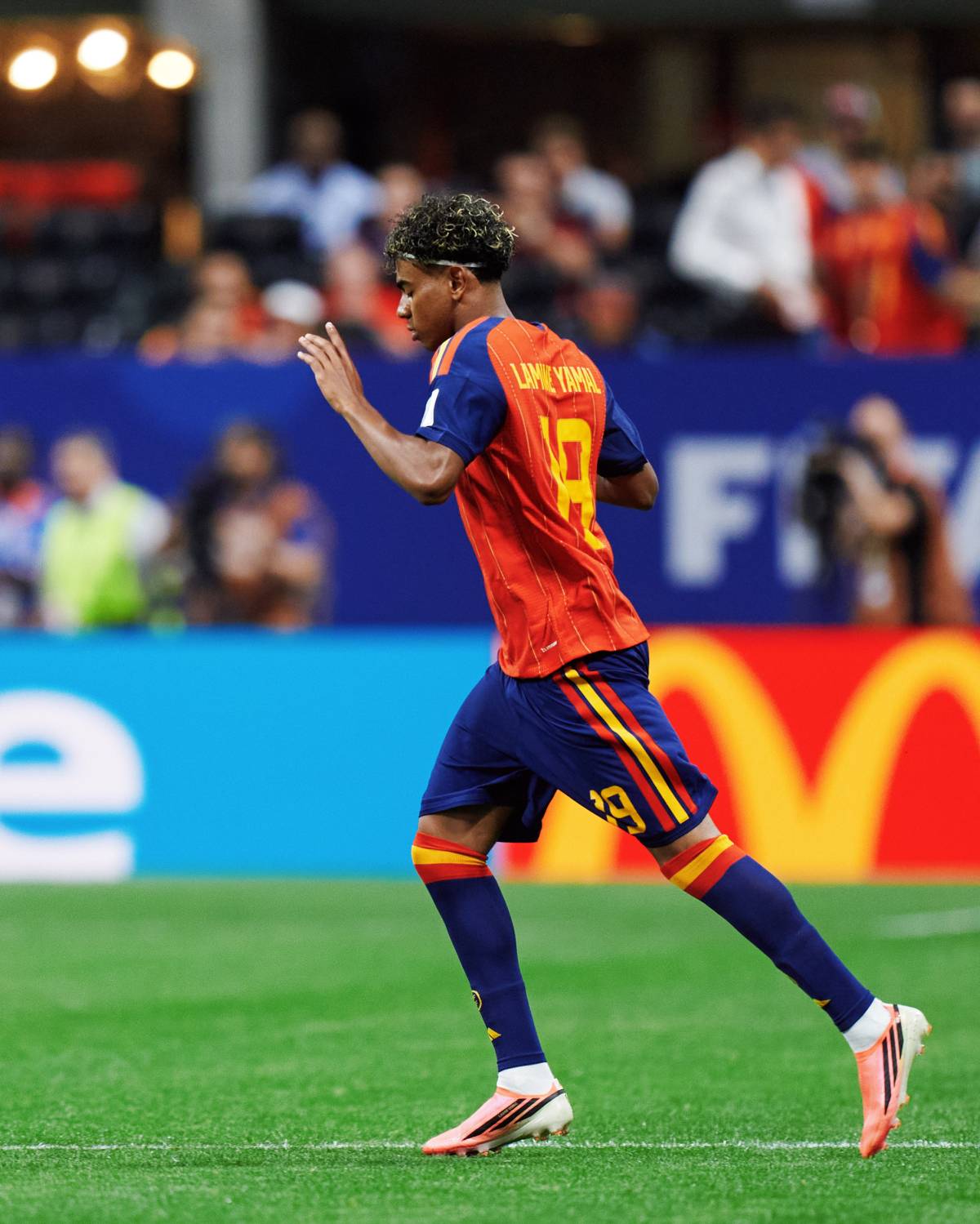 Lamine, tras su entrada al terreno de juego. - Lamine, tras su entrada al terreno de juego.