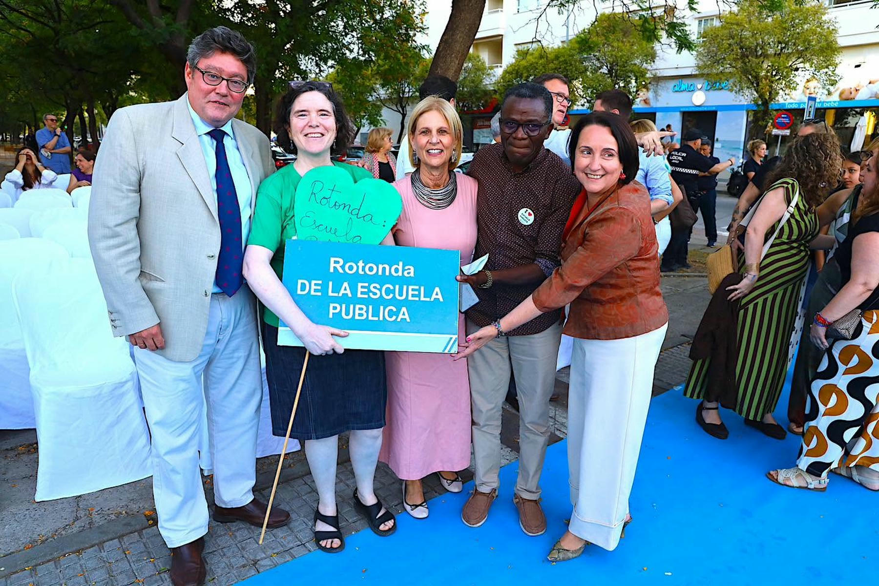 Otra imagen de la inauguración en Jerez de la Rotonda de la Escuela Pública.
