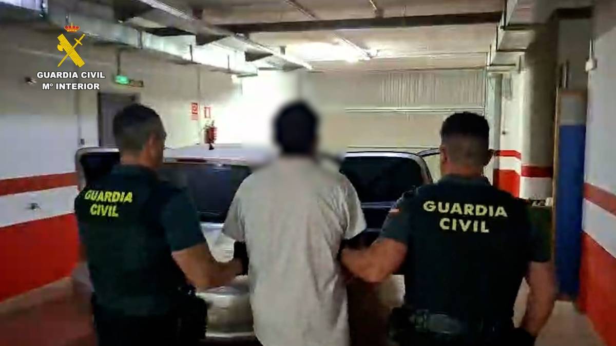 Roba un coche en La Rinconada al encontrarlo abierto y con las llaves, se lo lleva, choca con otros dos y huye